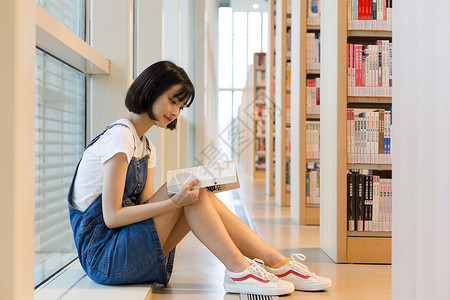 青春少年素材在图书馆里看书的女生背景