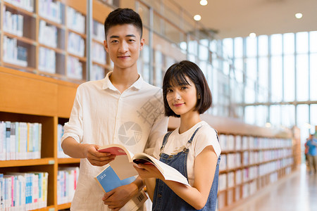 青春男女同学在图书馆学习看书讨论图片