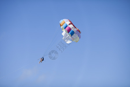 极限跳伞蓝天中人们在玩极限运动跳伞背景