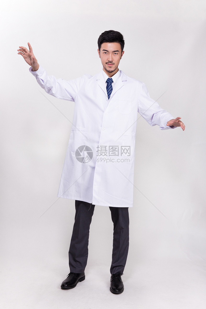 穿着白大褂做手势的医生图片