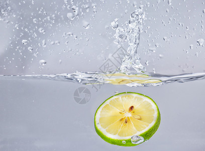 冰爽绿豆汁水中的柠檬片背景