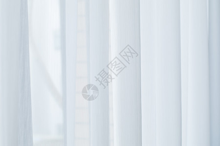 扇形窗户自然下垂的白色窗帘背景