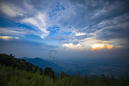 国朝来袭暴雨来袭前的山景背景