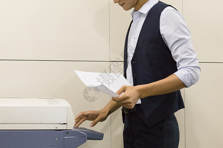 办公室打印使用打印机的商务男士背景