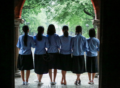 民国女生毕业季女孩中山服挥手背影背景