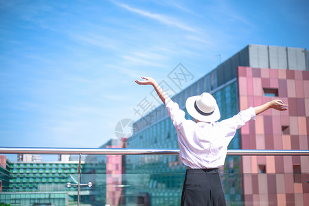 天台城市城市天台向往自由的女孩背影背景