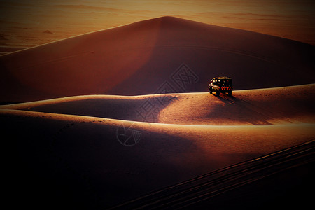 四驱车翻越沙漠高清图片