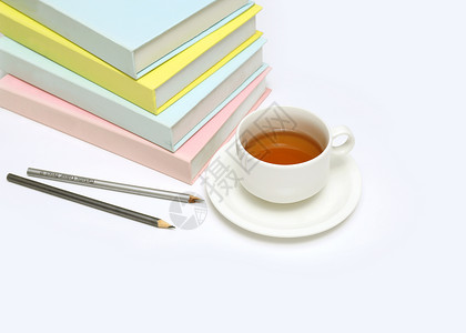 创意书籍和茶杯摆设高清图片