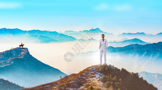 站在山峰上的人 背景图片