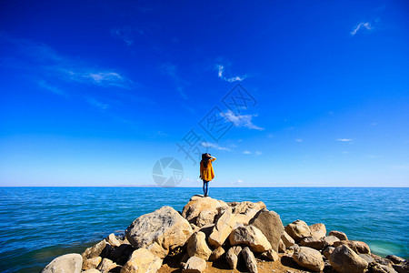 蓝色石头素材青海湖旁的女孩子背景