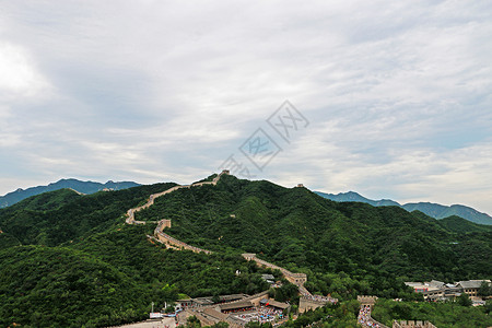 小雨过后的万里长城高清图片