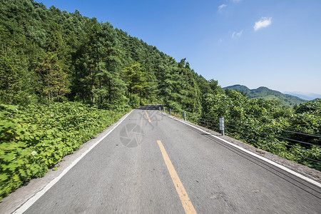 山间汽车公路图片