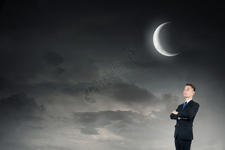 服务力抬头看月亮的男人设计图片