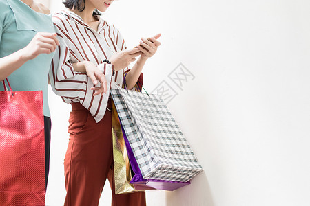 女人爱自己购物逛街提着购物袋的时尚美女背景