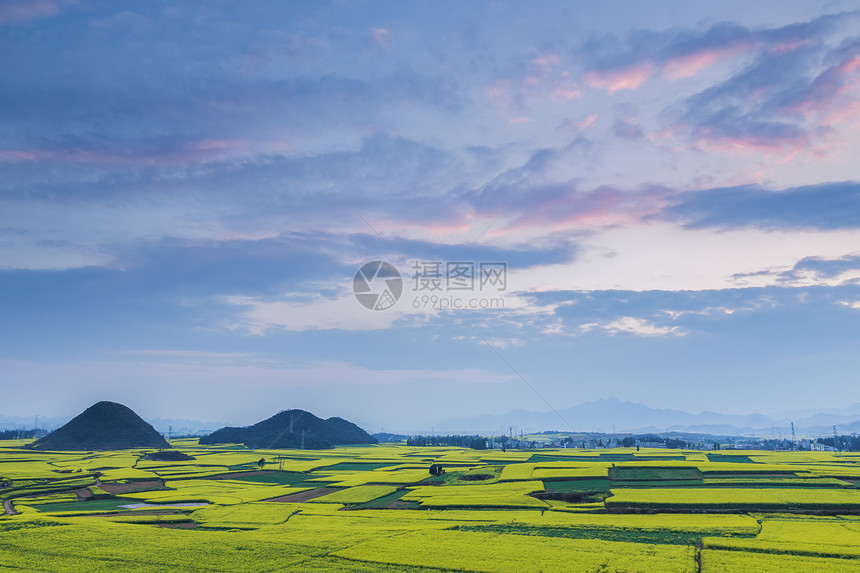 云南罗平县油菜花海晚霞图片