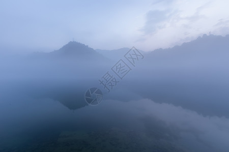 湖南郴州小东江朦胧晨雾背景图片
