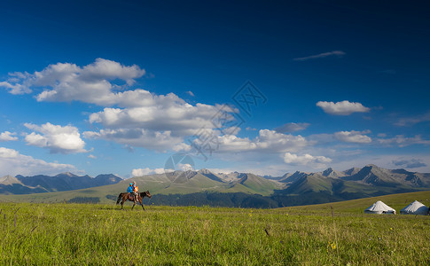 一望无际山脉新疆喀拉峻草原美景背景