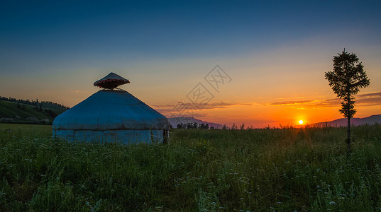 晚霞高山新疆那拉提草原美景背景