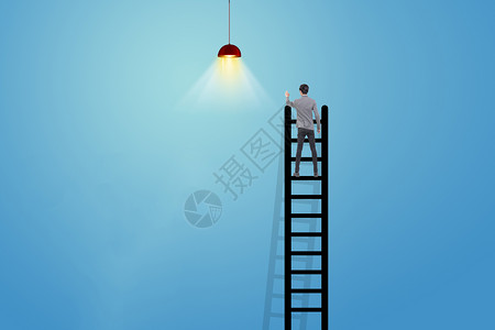 男人坐在梯子上灯泡与登梯商务人设计图片