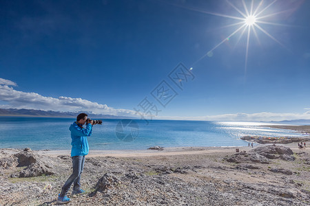 透明白云素材青藏高原纳木措圣湖边的摄影少年背景