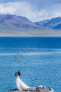 青藏高原纳木措圣湖边的新娘子背景图片
