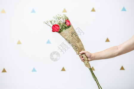 手拿一束玫瑰花背景图片