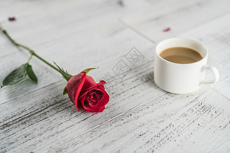 一支绿叶一支玫瑰与一杯咖啡背景