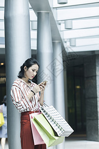 小资美女在商场购物逛街背景图片