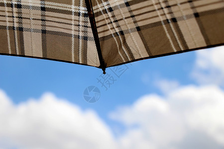 格子云伞和天空背景