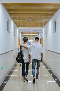 大学校园下课男生结伴而行背景图片