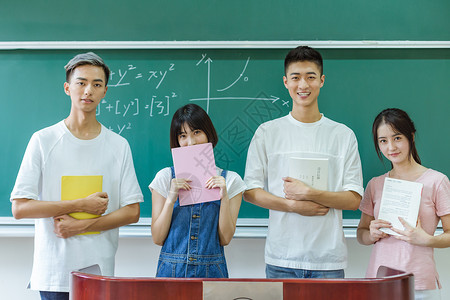 大学教室男女同学黑板前学习图片