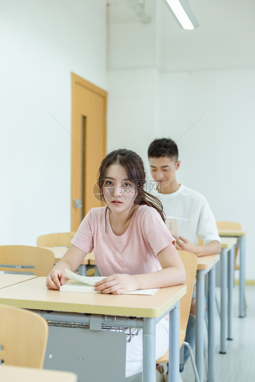 大学课堂男女同学学习图片