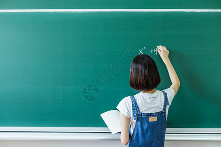 学生解题教室大学女生黑板前学习背景