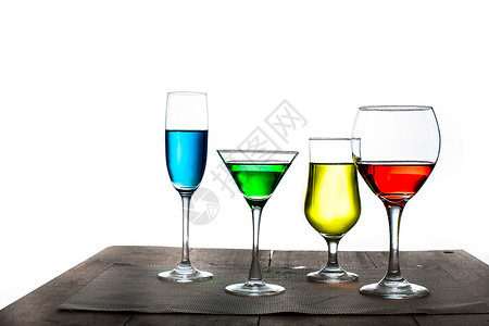 蓝鸡尾酒装着各种颜色饮料的杯子背景