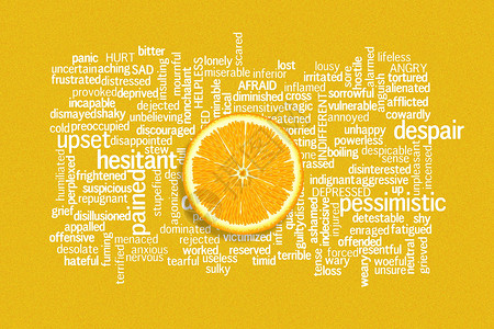 黄色柠檬萱草知识上的柠檬片设计图片