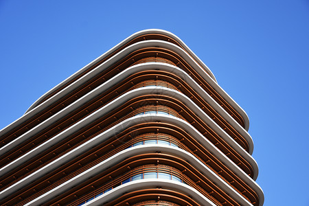格子建筑厦门蔚蓝天空下的现代复古建筑背景背景