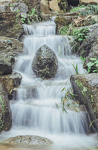 潺潺流动山间的潺潺溪流背景