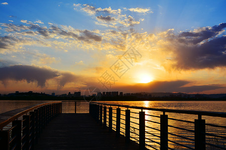 热文微信素材海边栈桥上的日落背景
