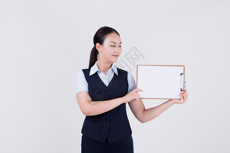 服务板展示白板板夹的职业女性背景