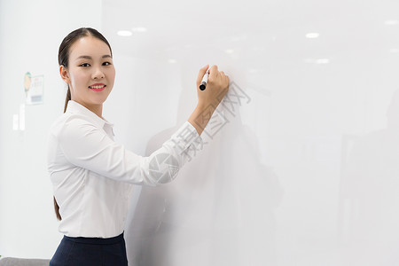 职业女性白领开会写板书写字背景图片