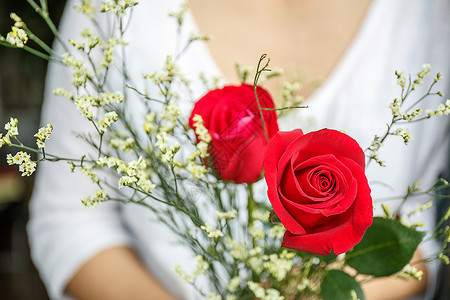 花束少女浪漫七夕手握玫瑰的少女背景