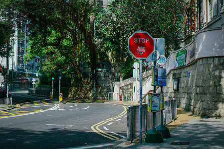 红色指示牌香港大学内一条幽静的交通公路背景