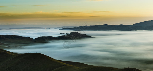 我爱秋天云海翻腾九曲湾背景