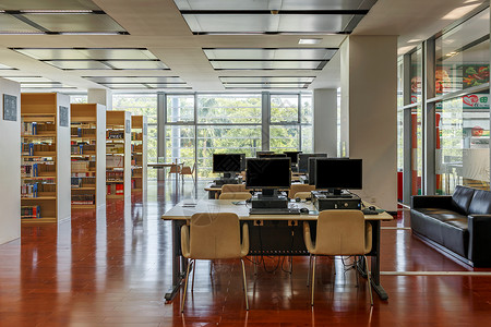 玻璃书柜宽敞明亮的图书馆阅览室背景
