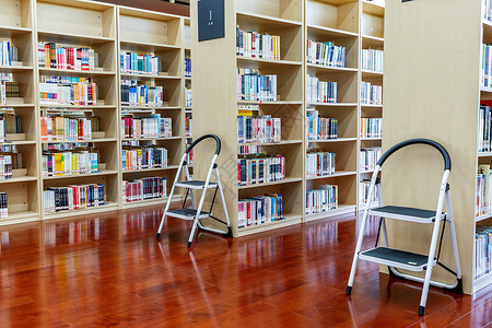保养手册宽敞明亮的图书馆阅览室背景