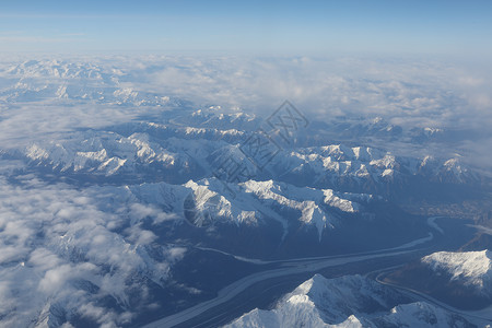 航拍雪山云层背景图片