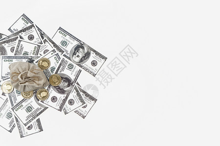 一袋子钞票硬币放在纸币上背景
