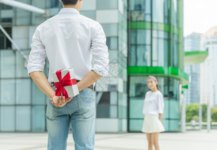 男牛仔裤情人节男人给女人准备礼物背景