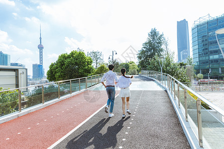 情人节热情侣牵手奔跑图片