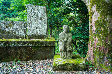 神雕山神社里的小和尚石头背景